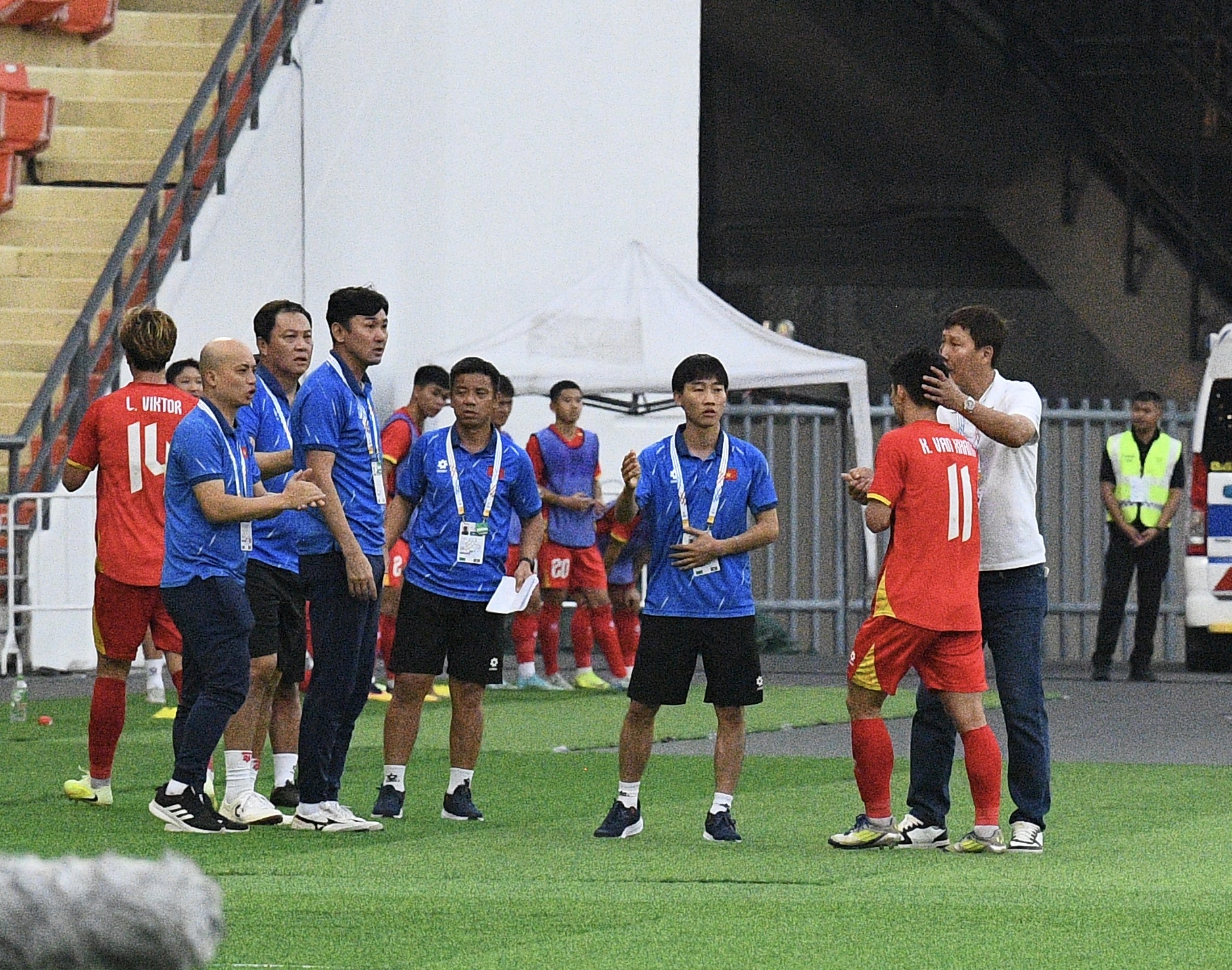 Chân dung "phù thuỷ" giúp U23 Việt Nam "đáng gờm" ở U23 châu Á: Profile xịn xò, từng là mỹ nam sân cỏ World Cup - Ảnh 2.