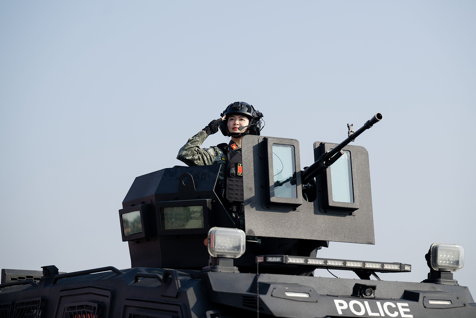 Nữ sĩ quan Cảnh vệ g&acirc;y ấn tượng mạnh tại buổi diễn tập bảo vệ Đại hội XIV - Ảnh 13.