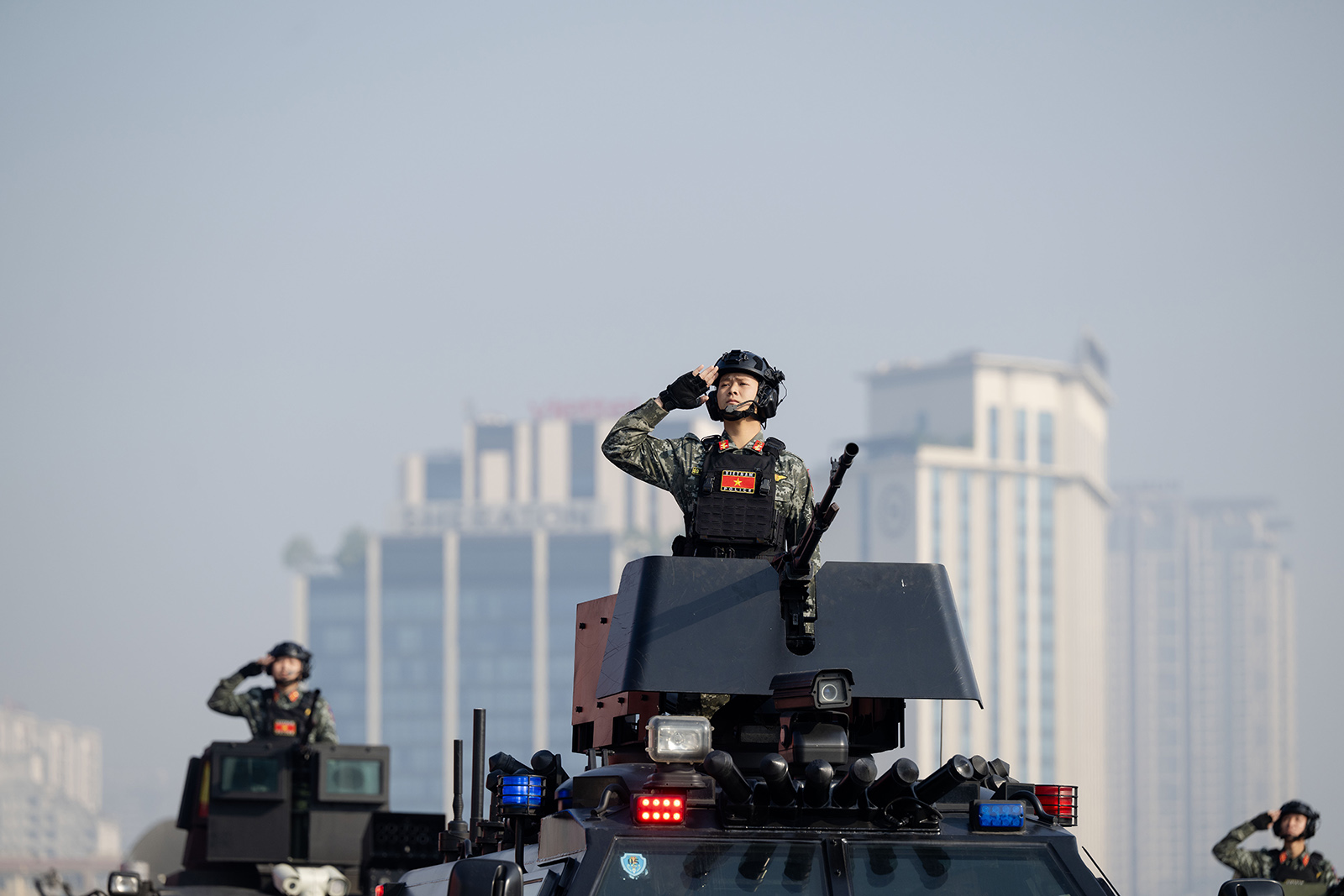 Nữ sĩ quan Cảnh vệ g&acirc;y ấn tượng mạnh tại buổi diễn tập bảo vệ Đại hội XIV - Ảnh 12.