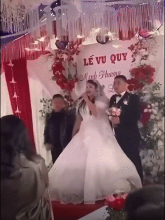 Clip c&ocirc; d&acirc;u, ch&uacute; rể bị n&eacute;m mắm t&ocirc;m ngay tr&ecirc;n s&acirc;n khấu ở Ninh B&igrave;nh: C&ocirc;ng an v&agrave;o cuộc, h&eacute; lộ nguồn cơn - Ảnh 1.