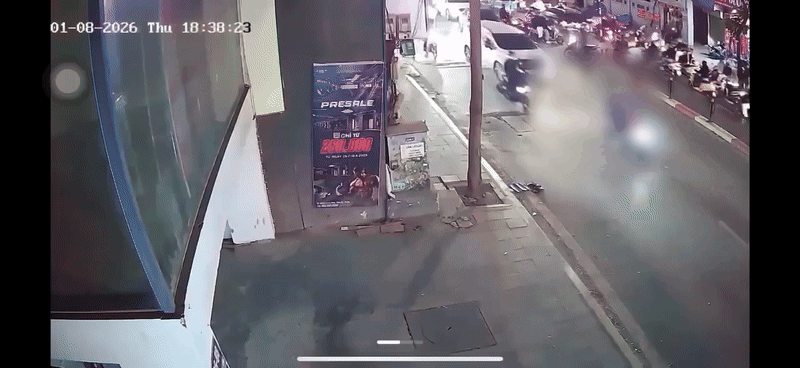 Người đ&agrave;n &ocirc;ng đi xe m&aacute;y bị &ocirc; t&ocirc; t&ocirc;ng tr&uacute;ng, k&eacute;o l&ecirc; tử vong tr&ecirc;n phố H&agrave; Nội: Camera h&eacute; lộ diễn biến đau l&ograve;ng - Ảnh 1.