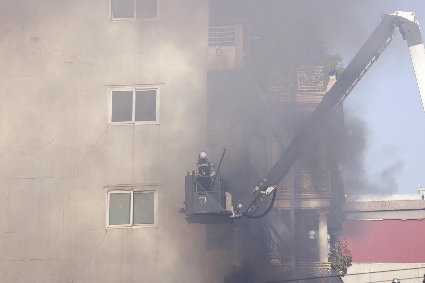 Ch&aacute;y nh&agrave; cao tầng tại H&agrave; Nội: Lửa b&ugrave;ng ph&aacute;t dữ dội , người mắc kẹt trong nh&agrave; - Ảnh 4.