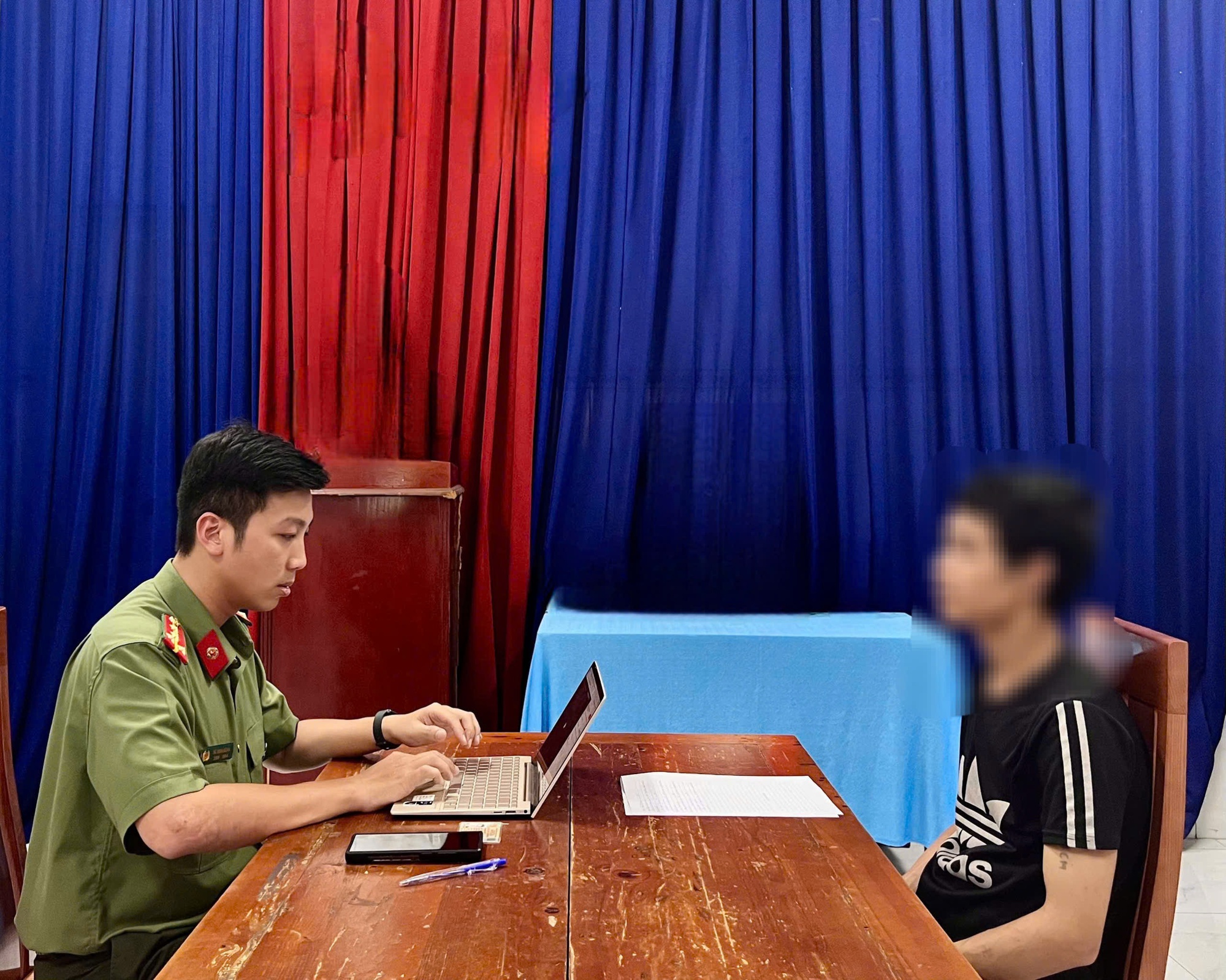 C&ocirc;ng an TPHCM triệu tập 2 người chia sẻ th&ocirc;ng tin "bắt MC Quyền Linh" - Ảnh 2.