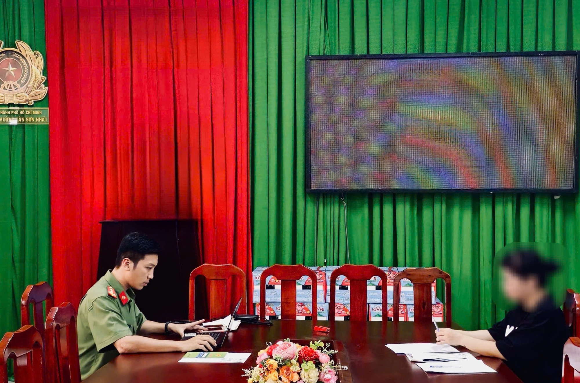 C&ocirc;ng an TPHCM triệu tập 2 người chia sẻ th&ocirc;ng tin "bắt MC Quyền Linh" - Ảnh 1.