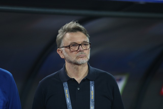 Sự tr&ugrave;ng hợp đến kh&oacute; tin: &Ocirc;ng Park Hang-seo đối đầu &ocirc;ng Troussier, cầu thủ bị nhận thẻ đỏ nay l&agrave; HLV tuyển Việt Nam- Ảnh 3.