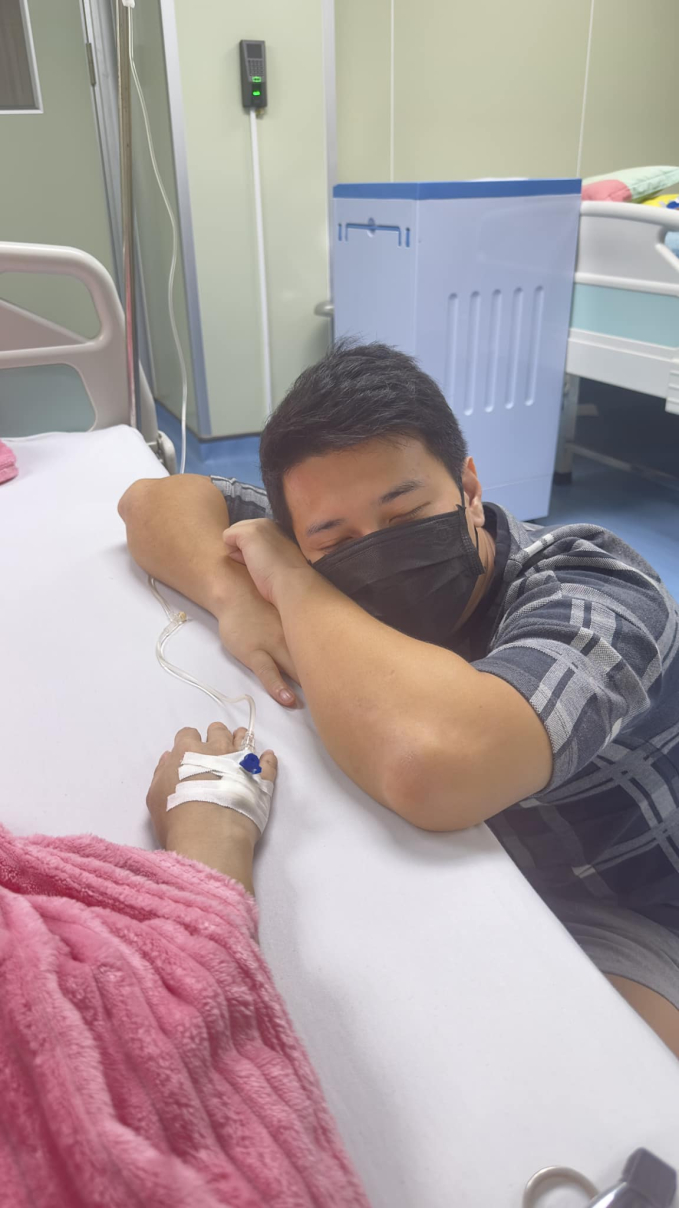 Vợ Huỳnh Anh trải l&ograve;ng sau khi mất con: "B&aacute;c sĩ n&oacute;i em b&eacute; kh&ocirc;ng c&ograve;n nữa, hai vợ chồng &ocirc;m nhau kh&oacute;c" - Ảnh 2.