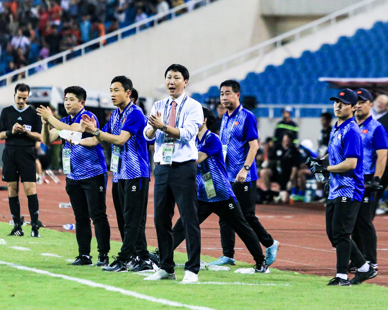 Sự tr&ugrave;ng hợp đến kh&oacute; tin: &Ocirc;ng Park Hang-seo đối đầu &ocirc;ng Troussier, cầu thủ bị nhận thẻ đỏ nay l&agrave; HLV tuyển Việt Nam- Ảnh 4.