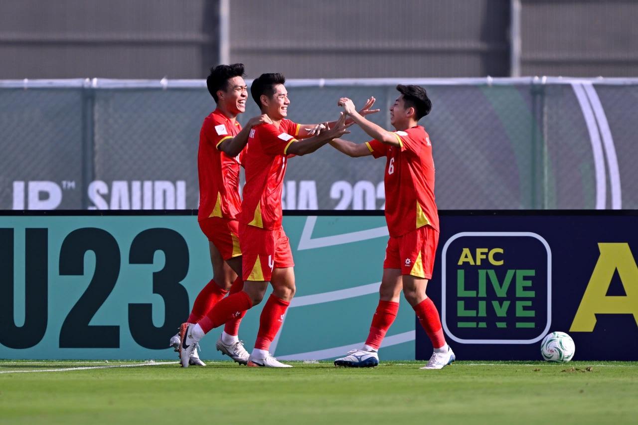 Đội h&igrave;nh U23 Việt Nam vs U23 Kyrgyzstan: HLV Kim Sang-sik &ldquo;giăng bẫy săn chim ưng&rdquo;? - Ảnh 1.