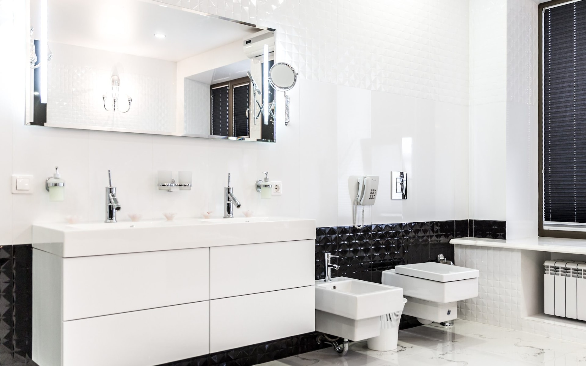 Hơn 90% kh&aacute;ch lưu tr&uacute; kh&ocirc;ng biết hết c&ocirc;ng dụng thật sự của chiếc điện thoại gắn trong nh&agrave; vệ sinh kh&aacute;ch sạn- Ảnh 1.