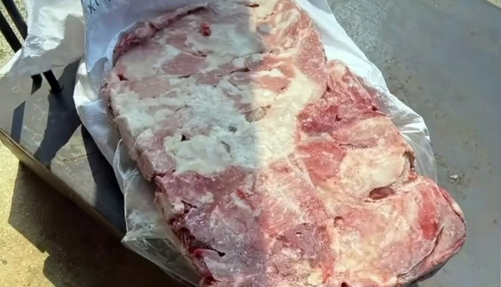 Thủ đoạn biến thịt lợn nhiễm bệnh th&agrave;nh thịt hộp tại Hải Ph&ograve;ng bị phanh phui - Ảnh 2.
