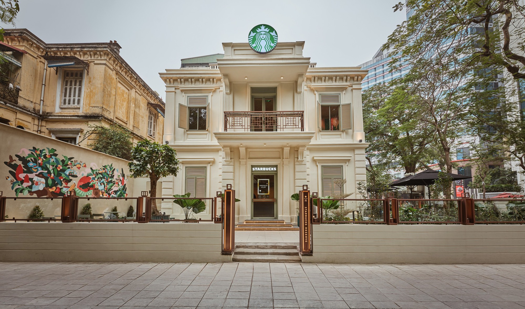 Starbucks "&ocirc;m" loạt vị tr&iacute; v&agrave;ng tỷ đồng - v&aacute;n cược mặt bằng tại Việt Nam - Ảnh 1.