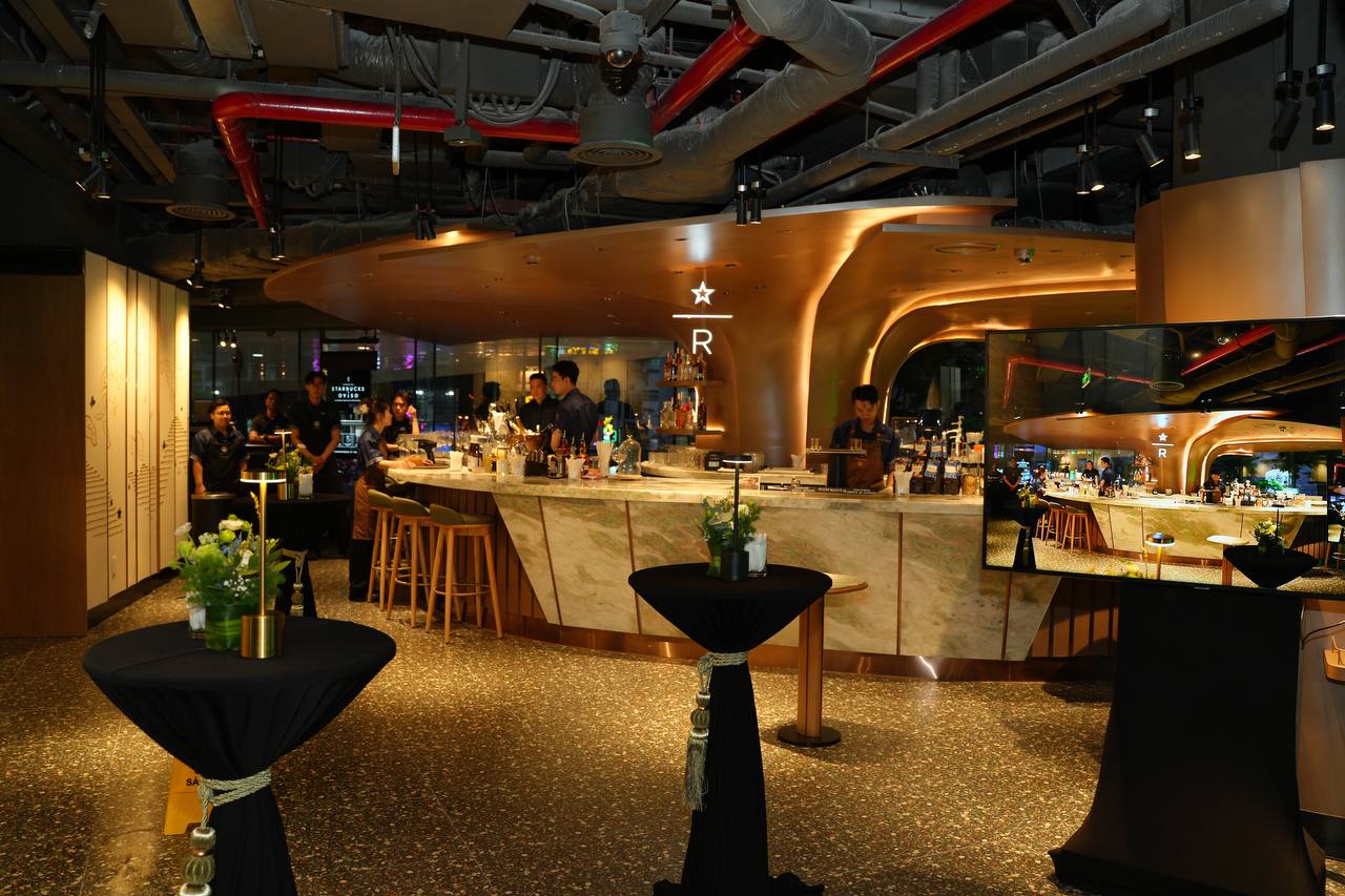 Starbucks "&ocirc;m" loạt vị tr&iacute; v&agrave;ng tỷ đồng - v&aacute;n cược mặt bằng tại Việt Nam - Ảnh 2.
