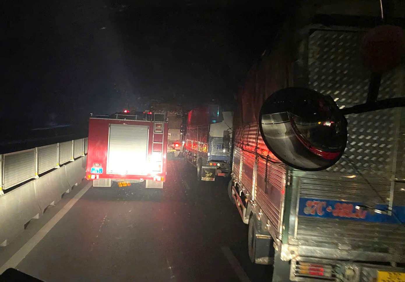 Xe đầu k&eacute;o chở than bốc ch&aacute;y nghi&ecirc;m trọng tr&ecirc;n cao tốc Bắc - Nam - Ảnh 2.