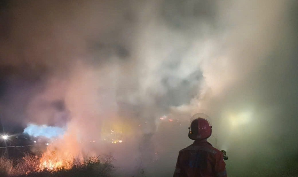 Xe đầu k&eacute;o chở than bốc ch&aacute;y nghi&ecirc;m trọng tr&ecirc;n cao tốc Bắc - Nam - Ảnh 5.