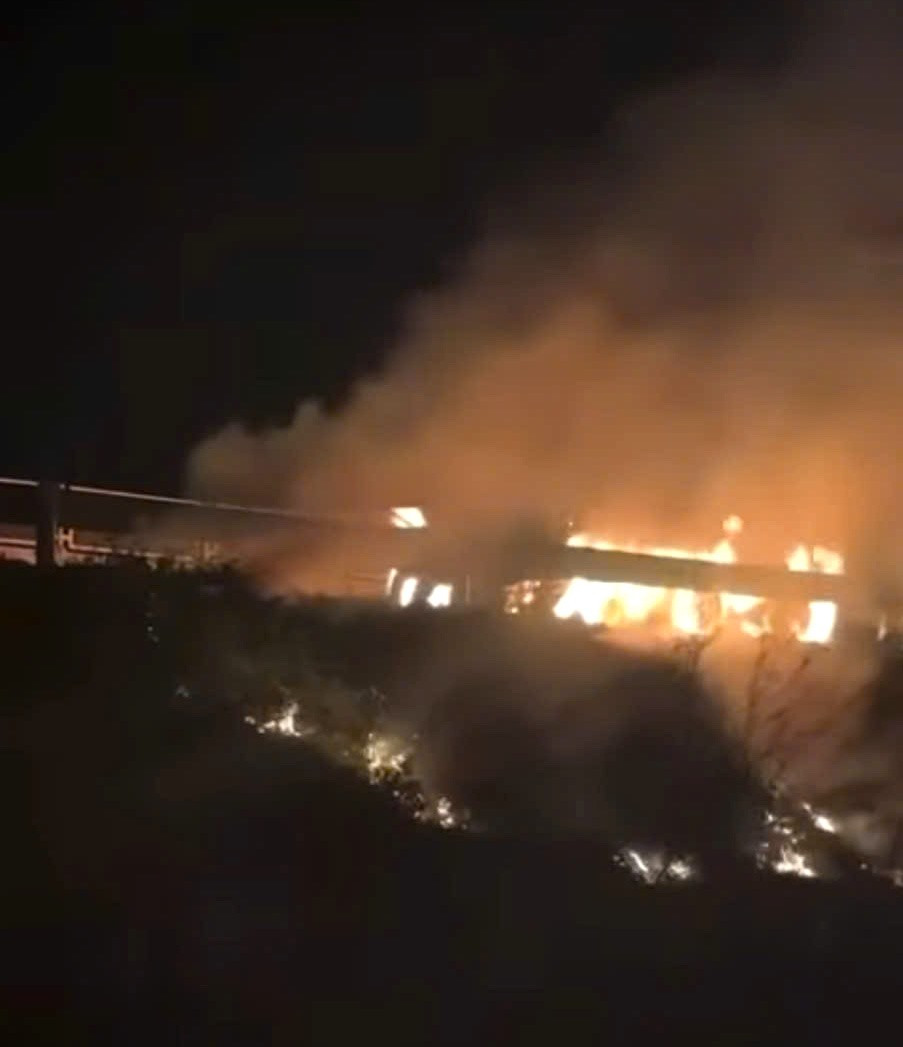 Xe đầu k&eacute;o chở than bốc ch&aacute;y nghi&ecirc;m trọng tr&ecirc;n cao tốc Bắc - Nam - Ảnh 3.