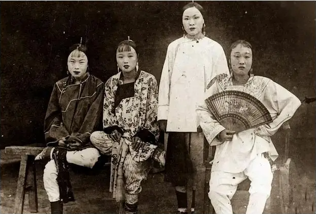 Ảnh hiếm cuối nhà Thanh: Tuyển tú vào hoàng cung không như phim, thiếu nữ miền Nam gây chú ý - Ảnh 2.