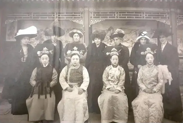 Ảnh hiếm cuối nhà Thanh: Tuyển tú vào hoàng cung không như phim, thiếu nữ miền Nam gây chú ý - Ảnh 4.