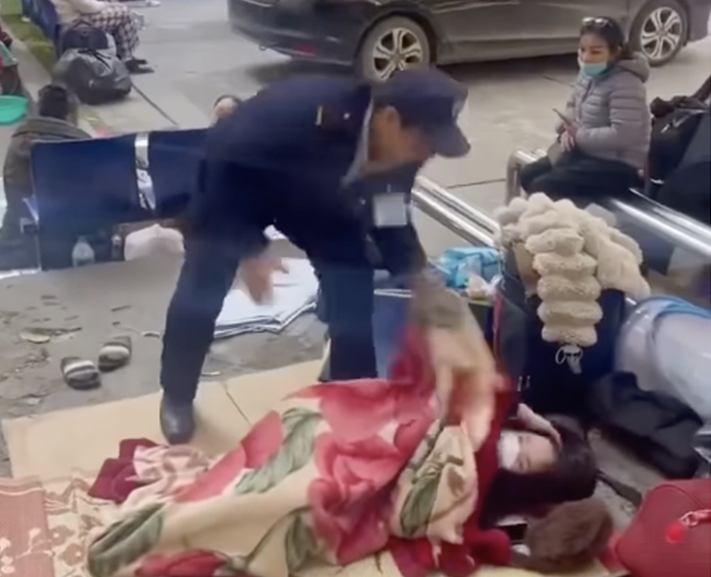 Bệnh viện Bạch Mai xử l&yacute; bảo vệ n&eacute;m chăn người nh&agrave; bệnh nh&acirc;n giữa trời gi&aacute; r&eacute;t - Ảnh 1.