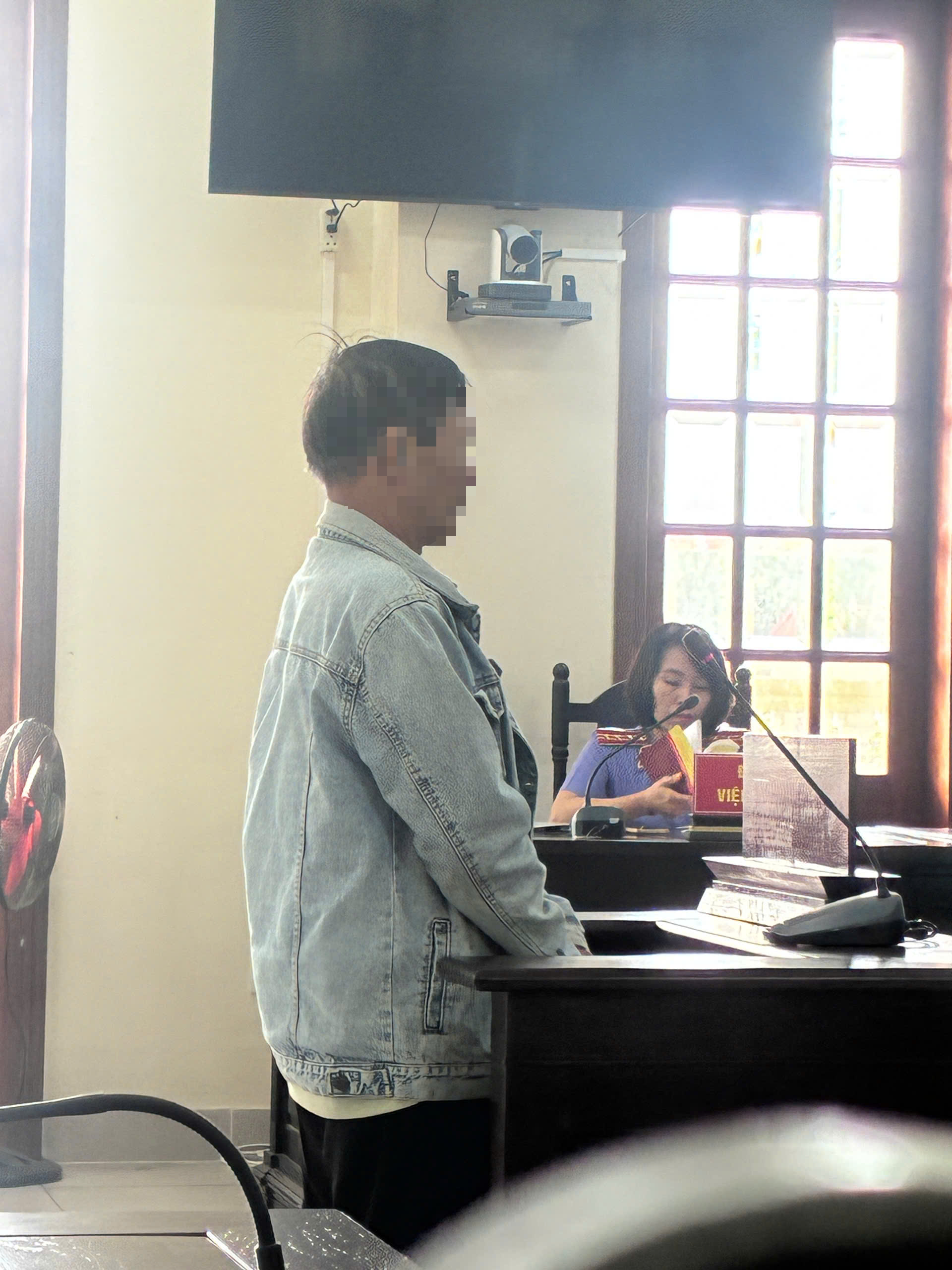 Dọn chuồng gà phát hiện ảnh nóng , chồng hầu tòa Vì Làm nhục người tình - Ảnh 1. Dọn chuồng gà phát hiện ảnh nóng , chồng hầu tòa Vì Làm nhục người tình - Ảnh 1.