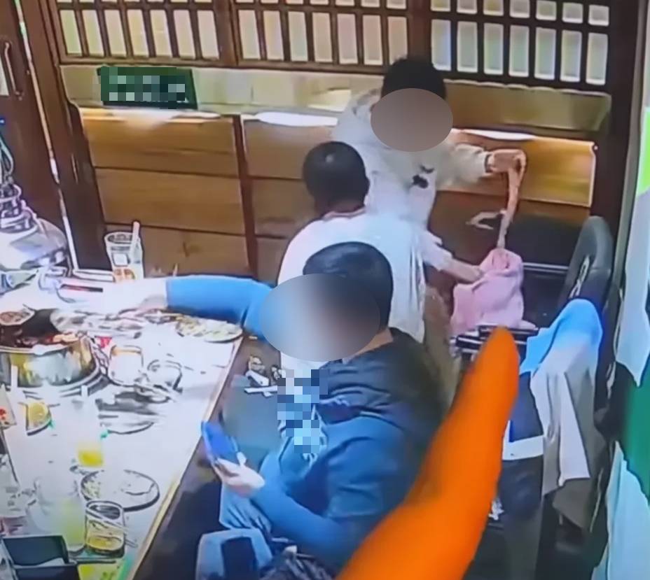 Kh&aacute;ch ăn buffet gian lận: B&agrave;i học về gi&aacute;o dục gia đ&igrave;nh từ video g&acirc;y sốt - Ảnh 1.