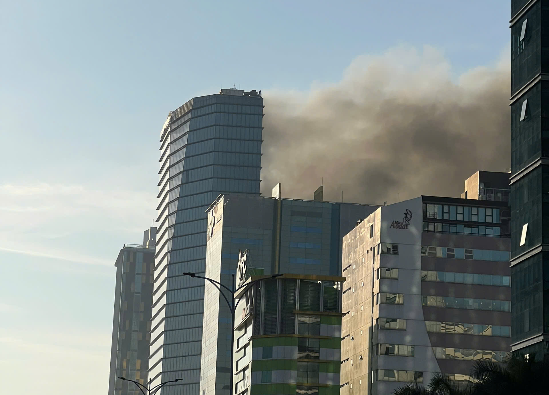 Cháy tại TPHCM sáng nay làm nhiều người hoảng loạn trên đường Lê Thánh Tôn - Ảnh 1. Cháy tại TPHCM sáng nay làm nhiều người hoảng loạn trên đường Lê Thánh Tôn - Ảnh 1.