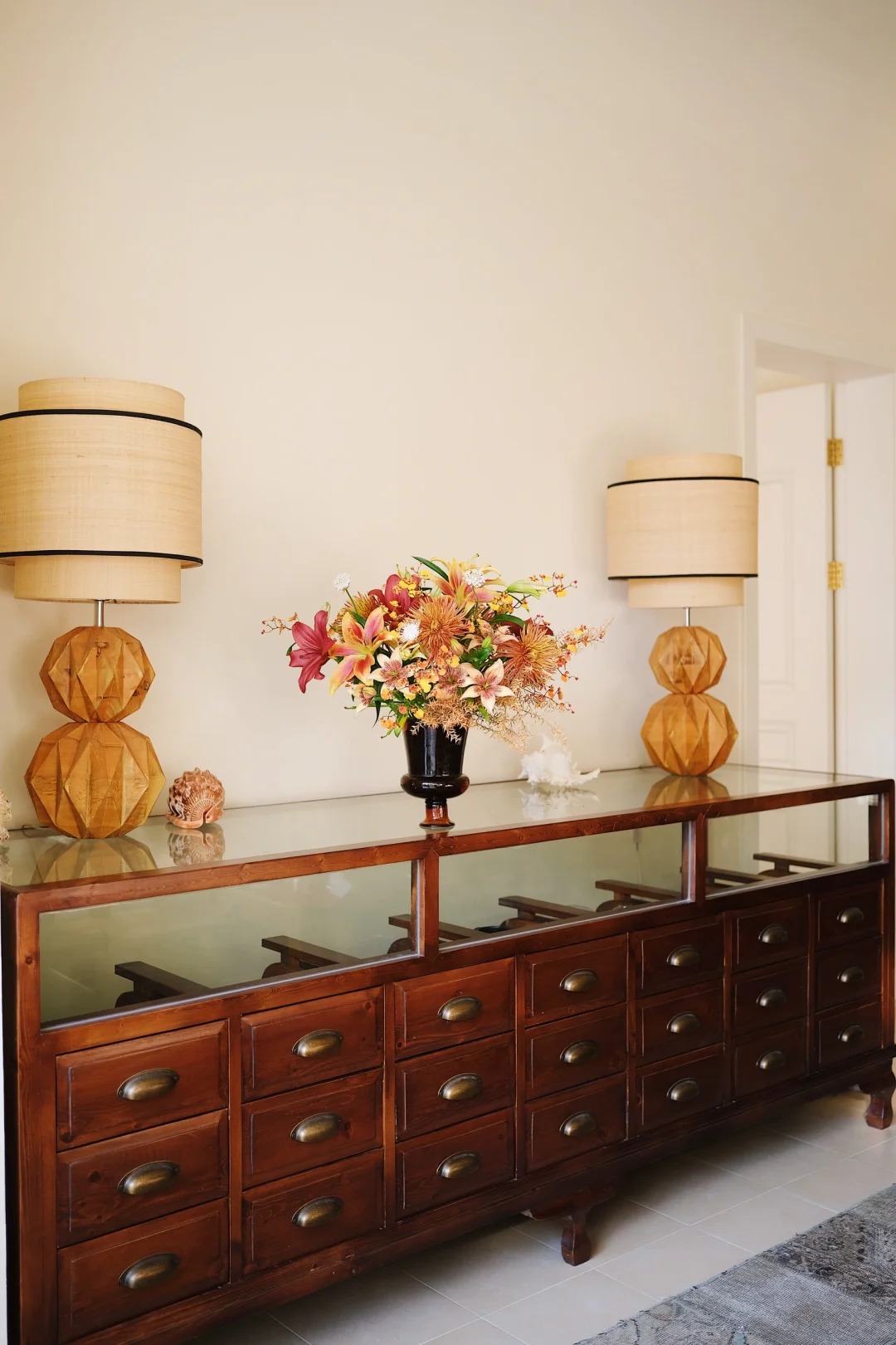 Tranh c&atilde;i về hoa Ly ng&agrave;y Tết: N&ecirc;n chưng hay ki&ecirc;ng để mang t&agrave;i lộc? - Ảnh 13.