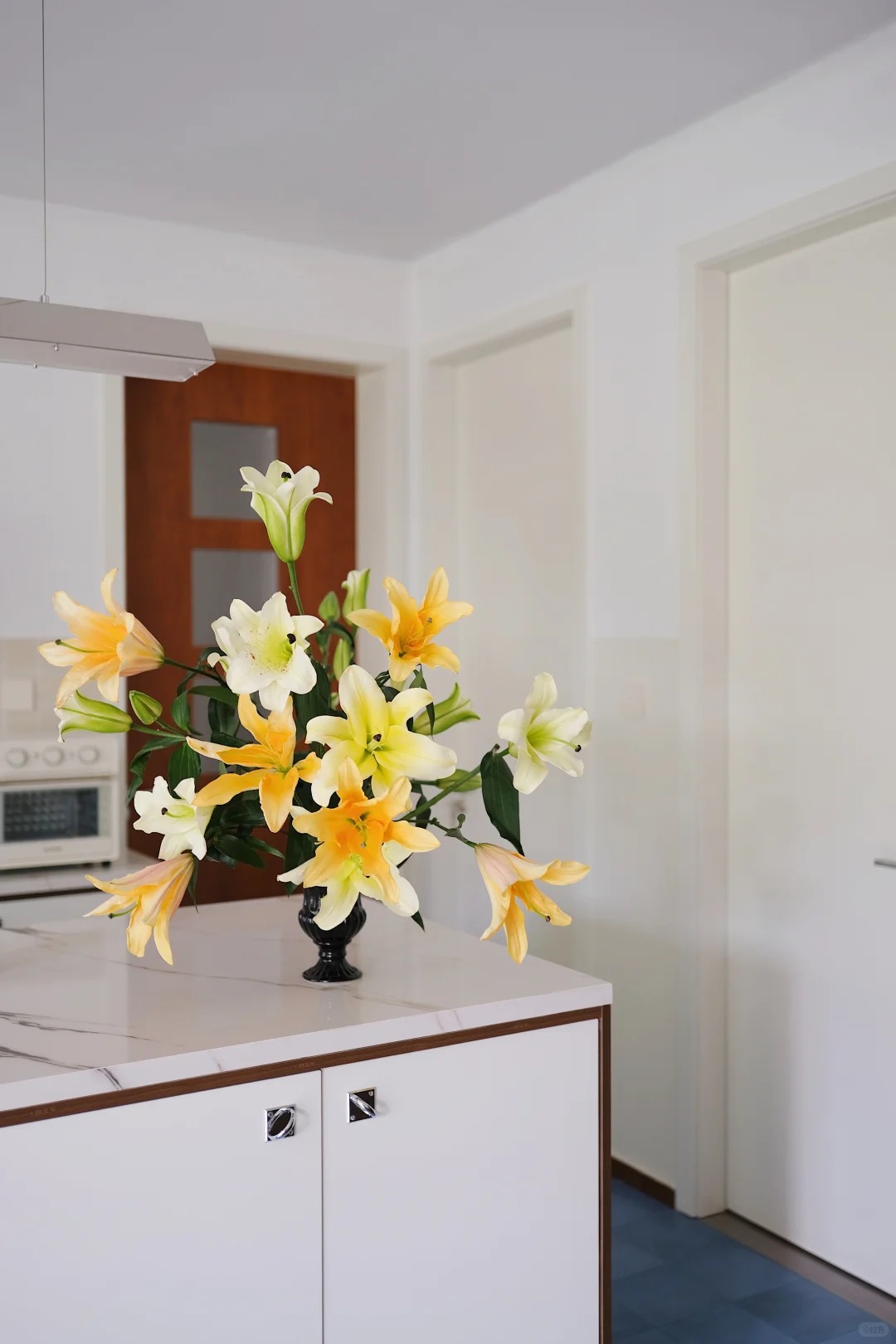 Tranh c&atilde;i về hoa Ly ng&agrave;y Tết: N&ecirc;n chưng hay ki&ecirc;ng để mang t&agrave;i lộc? - Ảnh 5.