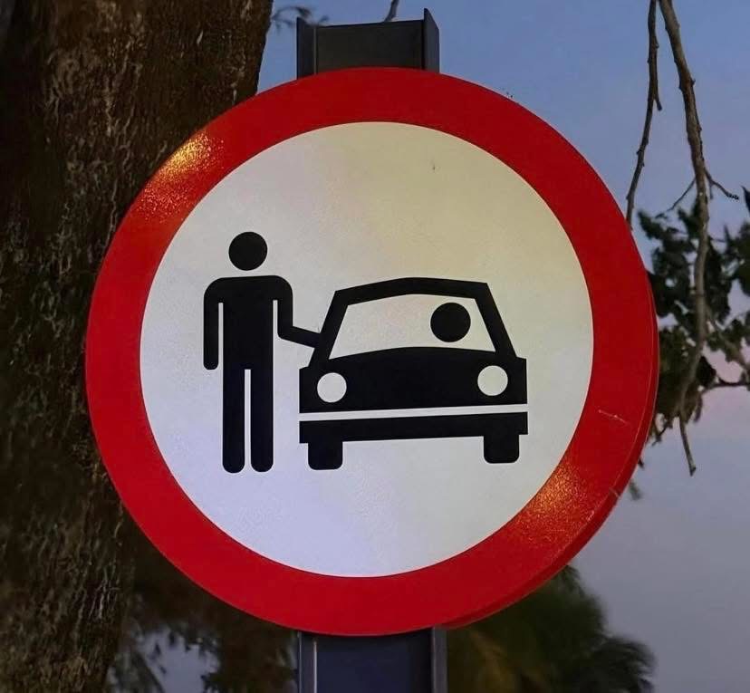 Biển b&aacute;o "lạ" ở Hồ Tr&agrave;m g&acirc;y x&ocirc;n xao mạng x&atilde; hội - Ảnh 1.