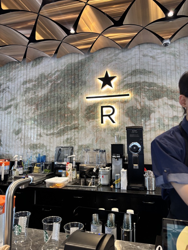 Starbucks "&ocirc;m" loạt vị tr&iacute; v&agrave;ng tỷ đồng - v&aacute;n cược mặt bằng tại Việt Nam - Ảnh 5.