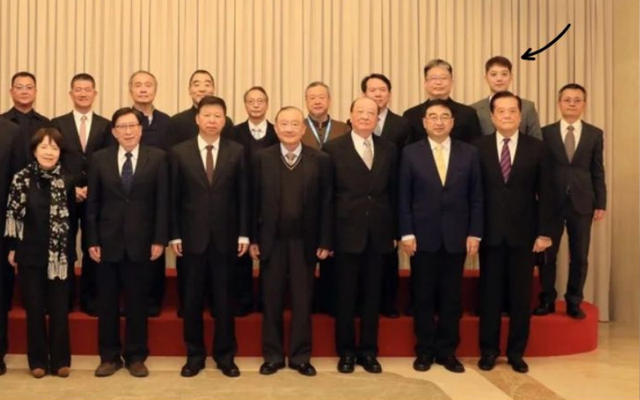 Bản tin thời sự xuất hiện 1 nam thần tại hội nghị thượng đỉnh, 23 tuổi l&agrave; c&ocirc;ng chức - đại biểu của giới văn ho&aacute;- Ảnh 1.