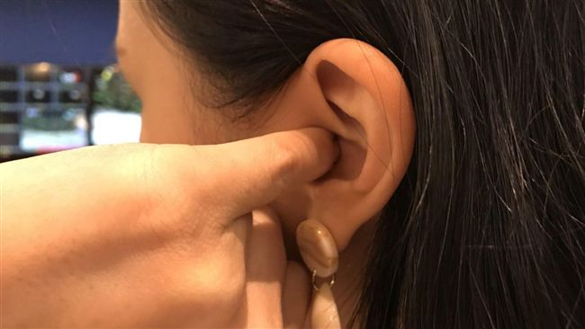 Người đ&agrave;n &ocirc;ng mắc ung thư v&igrave; th&iacute;ch ngo&aacute;y tai- Ảnh 1.