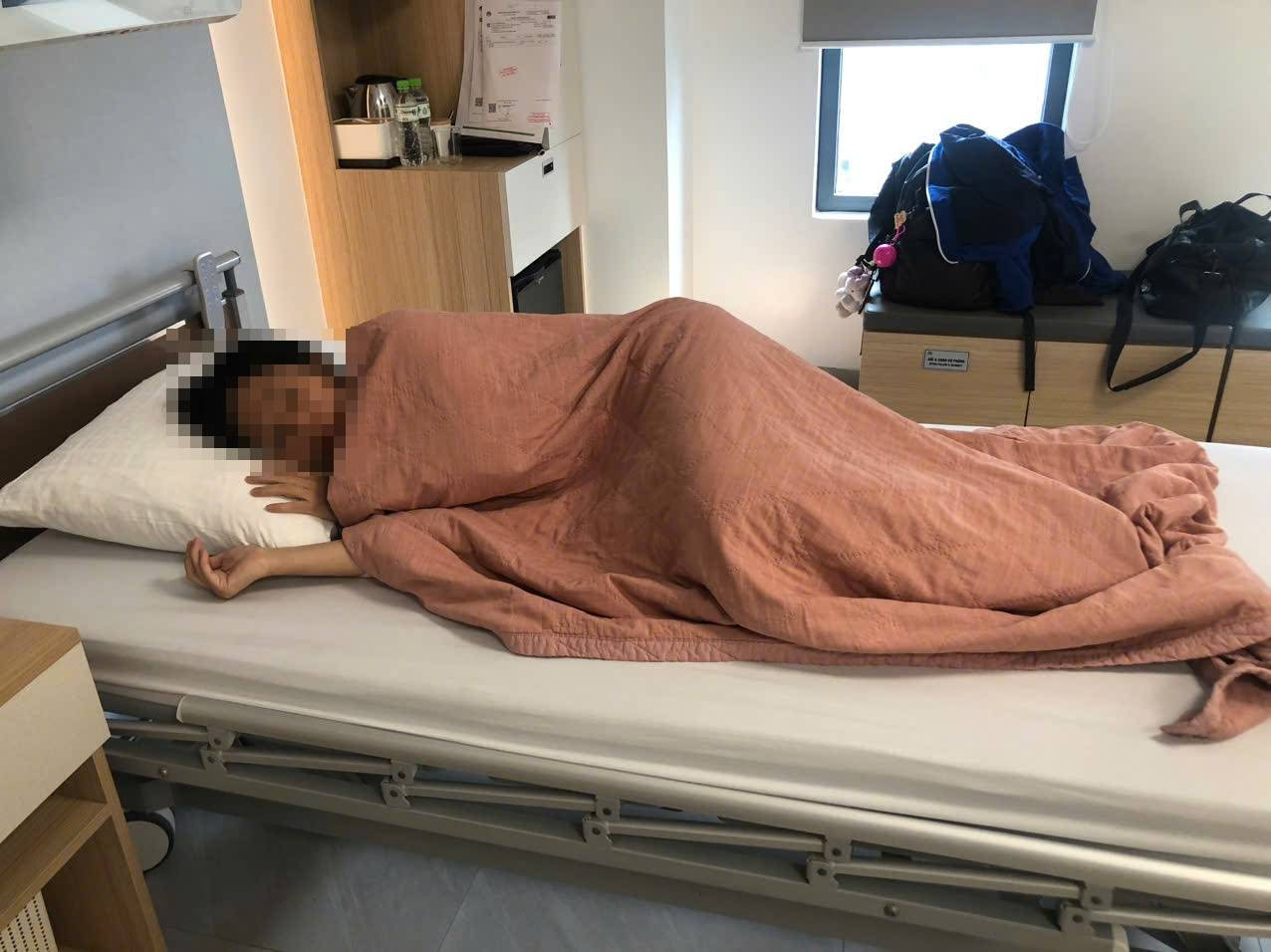 Người phụ nữ ở H&agrave; Nội bị h&agrave;nh hung h&agrave;ng x&oacute;m giữa h&agrave;nh lang chung cư g&acirc;y chấn động - Ảnh 2.