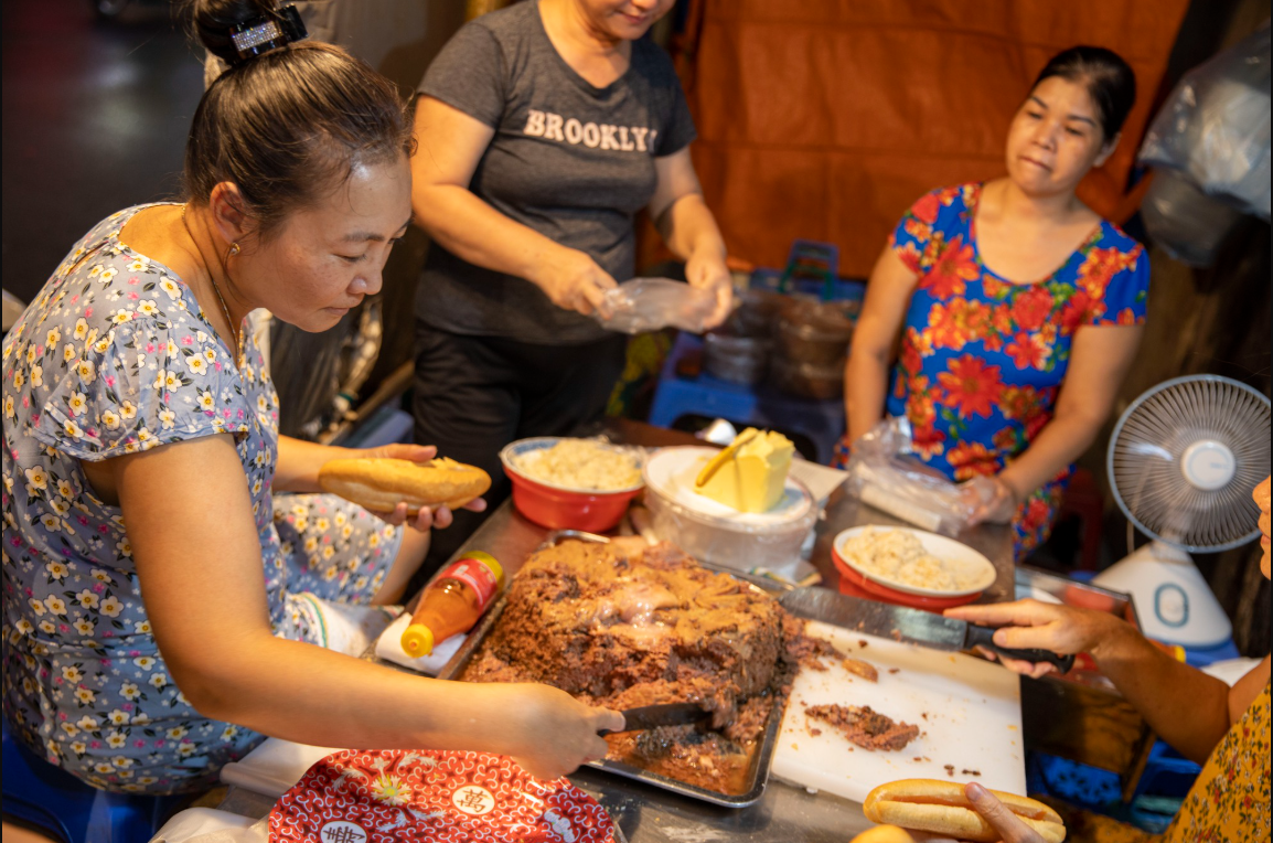 Vì sao gọi là “pate Cột Đèn”? Nơi mua chuẩn của người Hải Phòng, chỉ bán vào buổi tối ít du khách biết - Ảnh 5.