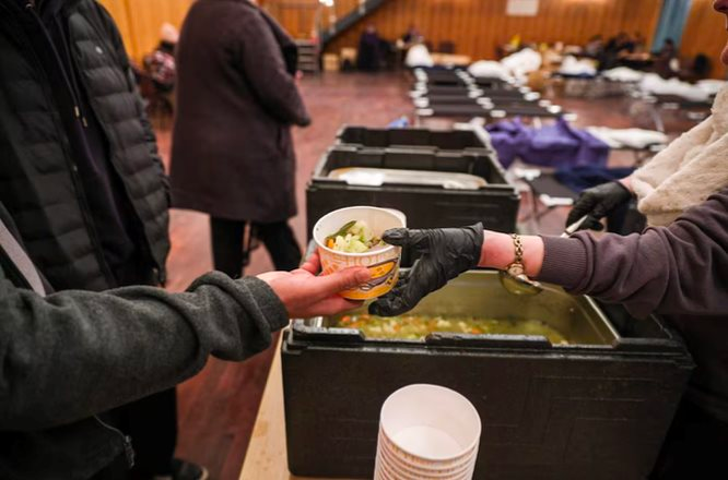 Nền kinh tế 5 nghìn tỷ USD chịu cảnh chưa từng có trong 80 năm: Cả thủ đô mất điện suốt 6 ngày giữa trời rét buốt, hàng chục nghìn người sống trong bóng tối - Ảnh 2.