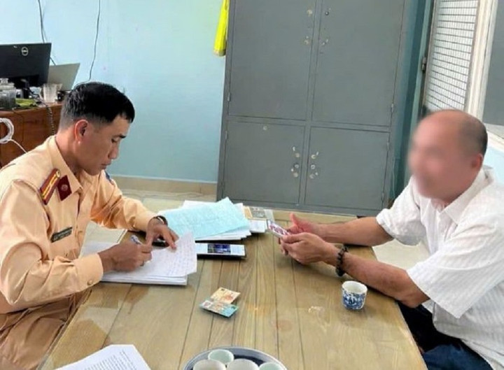 Vụ &ocirc; t&ocirc; kh&aacute;ch rượt đuổi xe tải ở Đồng Th&aacute;p: Th&ocirc;ng tin mới nhất về an to&agrave;n giao th&ocirc;ng - Ảnh 1.