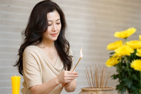 Thắp hương mỗi ng&agrave;y l&agrave; tốt hay xấu?- Ảnh 1.