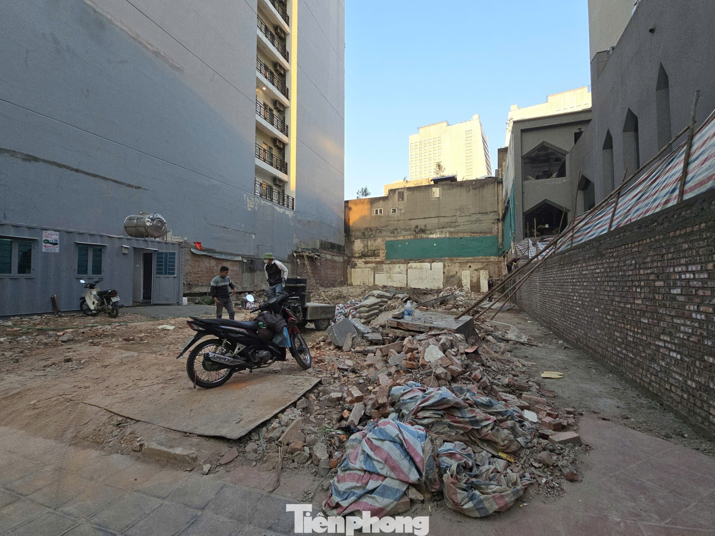 Biệt thự cổ H&agrave; Nội bị ph&aacute; dỡ x&acirc;y cao ốc g&acirc;y b&atilde;o dư luận - Ảnh 1.