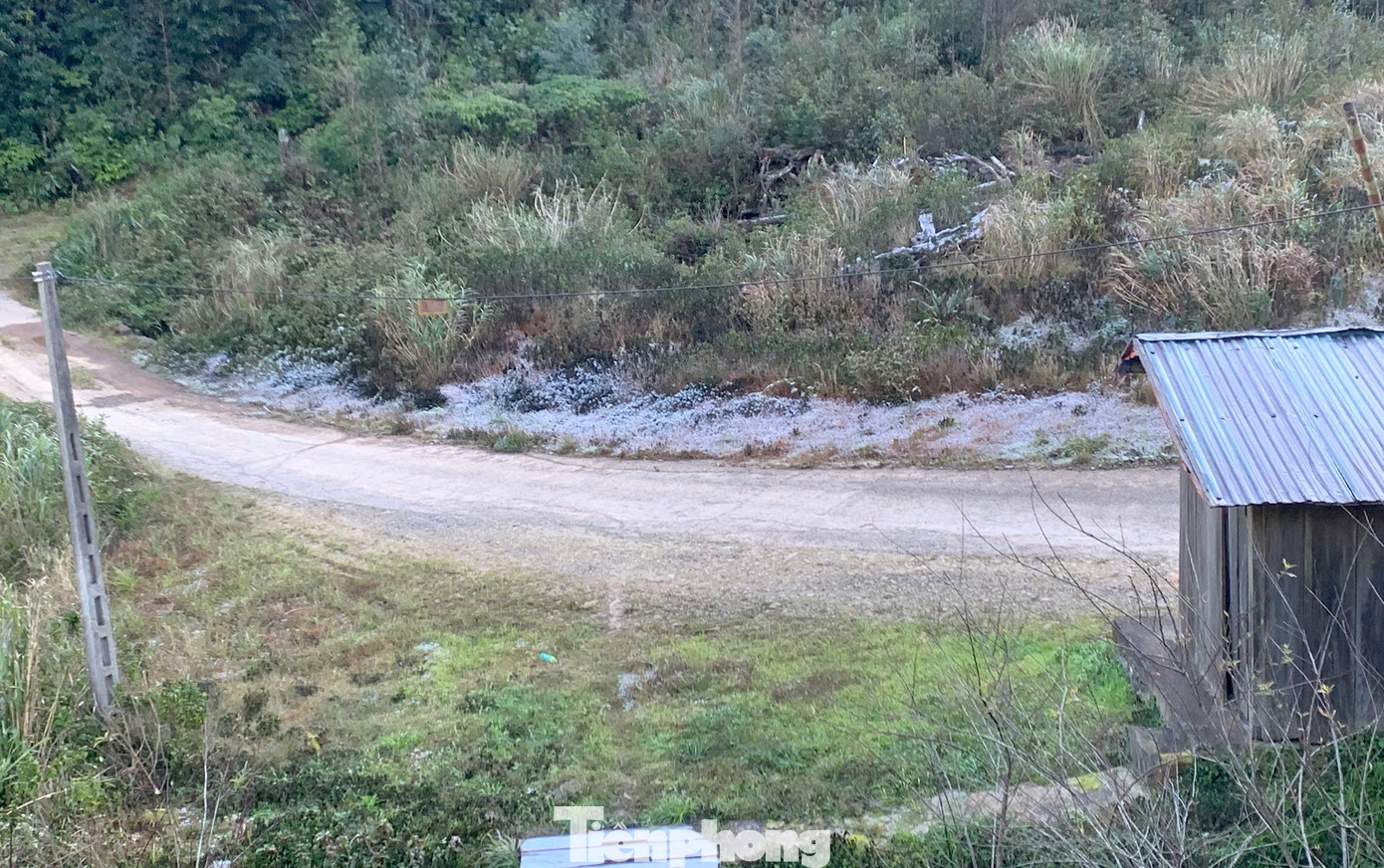 Ngoài Fansipan, Mẫu Sơn, hôm nay băng giá xuất hiện ở cả điểm miền Trung này - Ảnh 4.