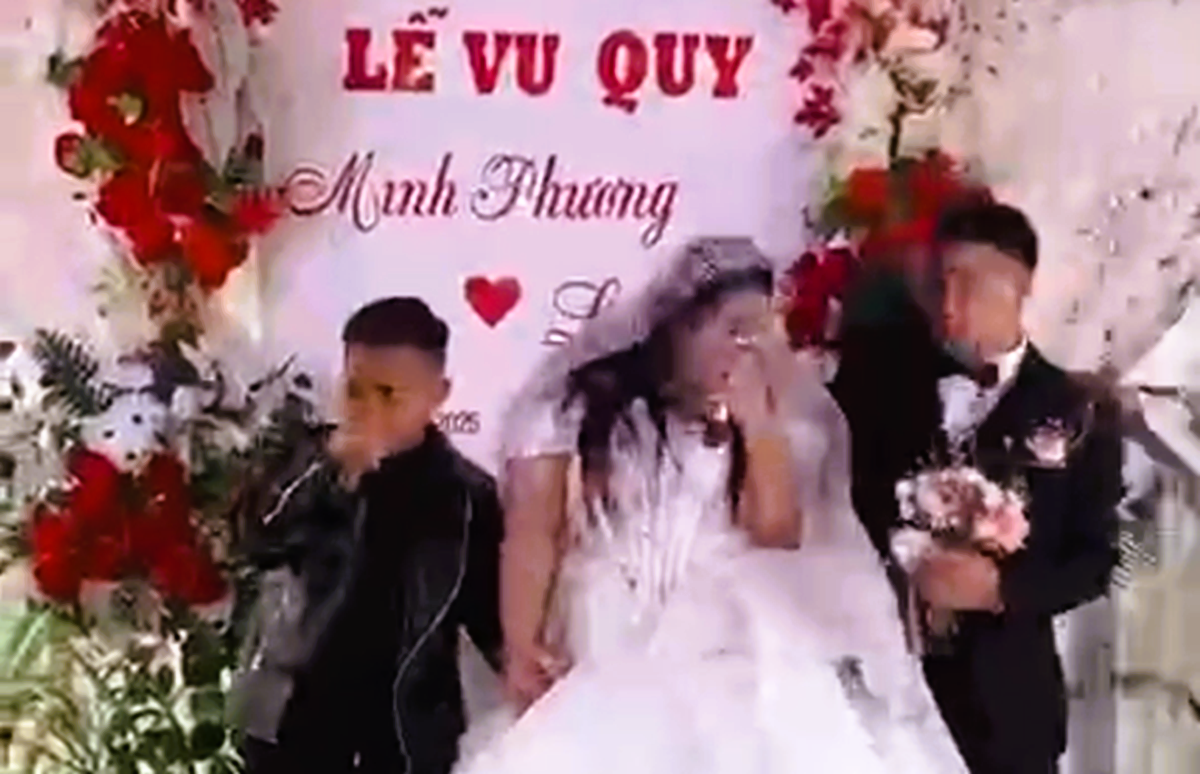 Xôn xao clip cô dâu, chú rể bị ném mắm tôm trong lễ cưới - Ảnh 1.