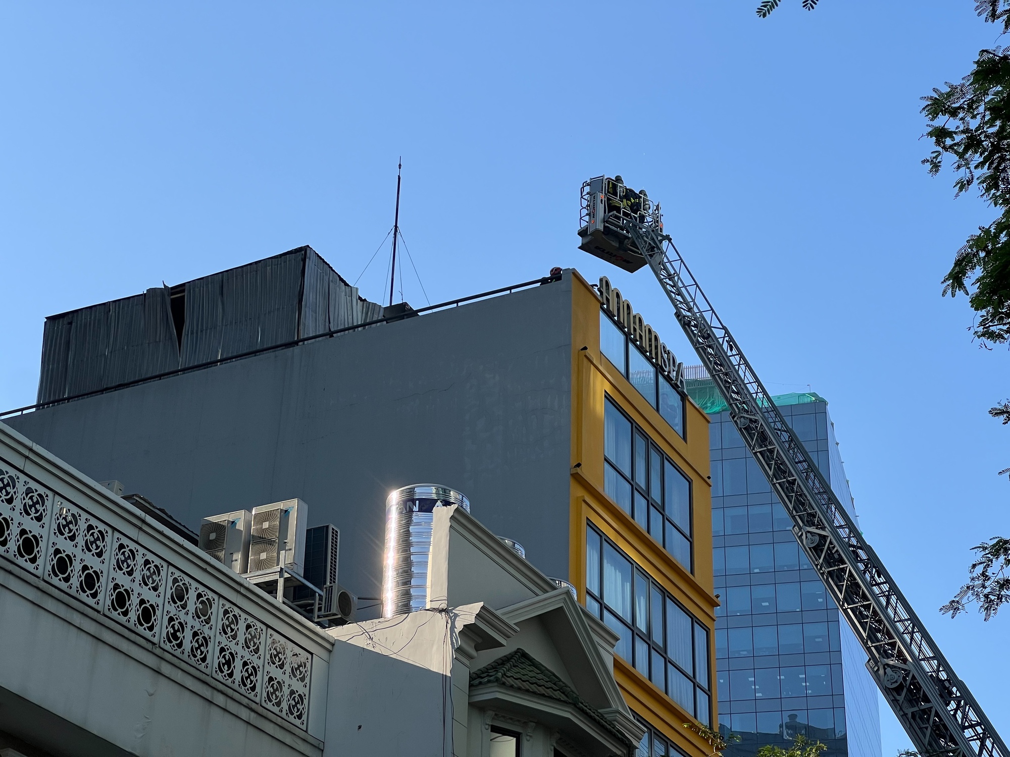 Cháy tại TPHCM sáng nay làm nhiều người hoảng loạn trên đường Lê Thánh Tôn - Ảnh 3. Cháy tại TPHCM sáng nay làm nhiều người hoảng loạn trên đường Lê Thánh Tôn - Ảnh 3.