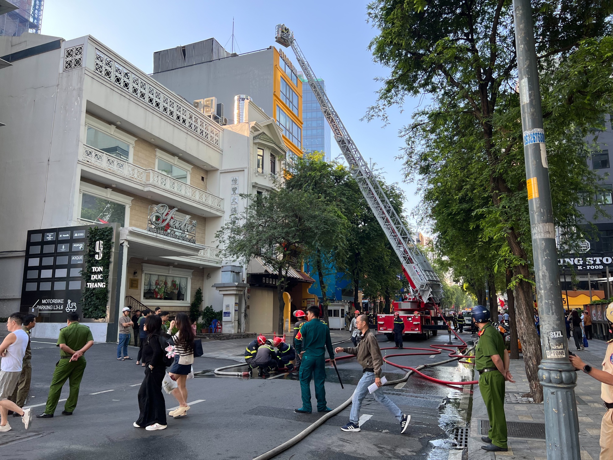 Cháy tại TPHCM sáng nay làm nhiều người hoảng loạn trên đường Lê Thánh Tôn - Ảnh 4. Cháy tại TPHCM sáng nay làm nhiều người hoảng loạn trên đường Lê Thánh Tôn - Ảnh 4.