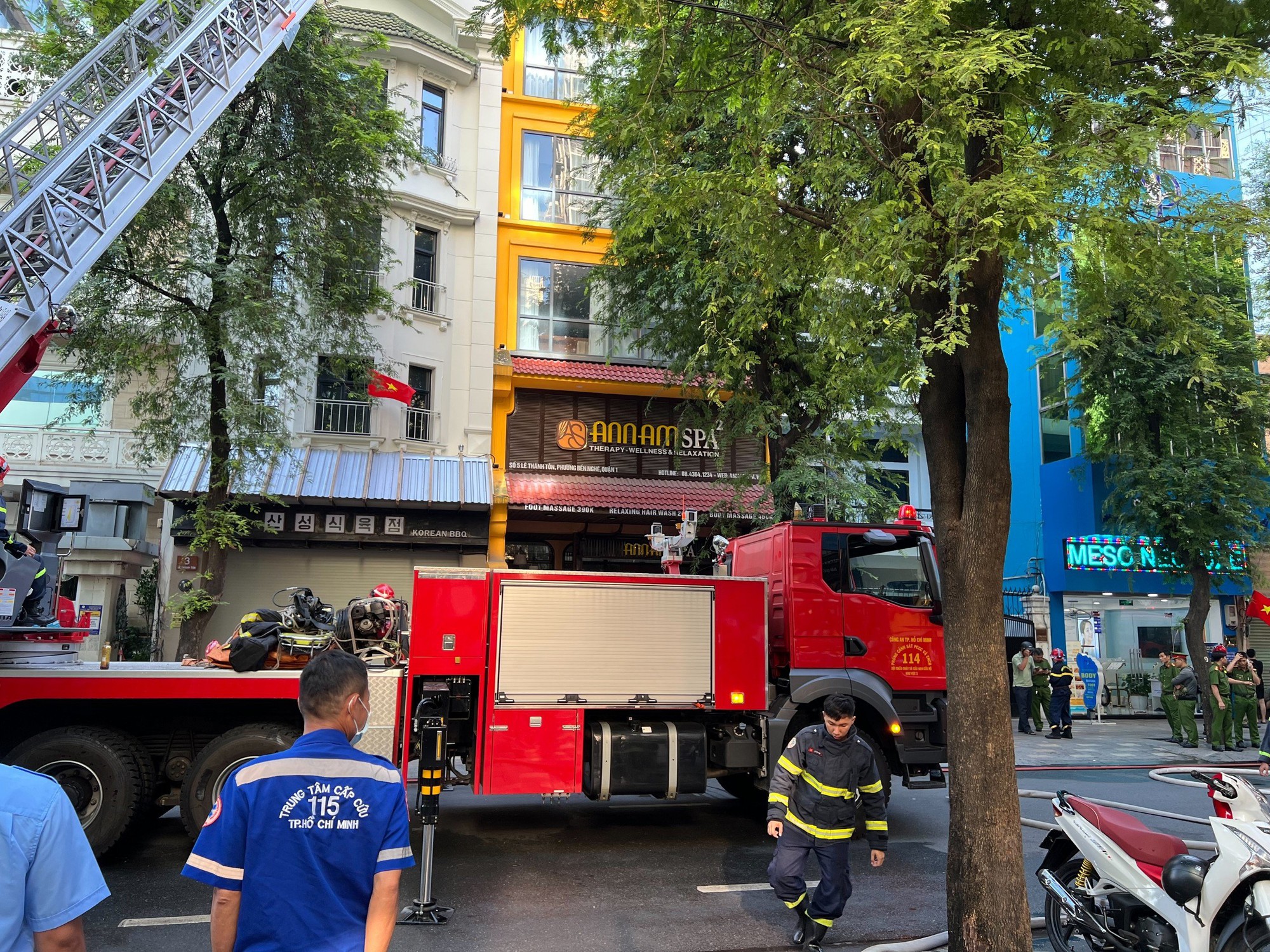 Cháy tại TPHCM sáng nay làm nhiều người hoảng loạn trên đường Lê Thánh Tôn - Ảnh 5. Cháy tại TPHCM sáng nay làm nhiều người hoảng loạn trên đường Lê Thánh Tôn - Ảnh 5.