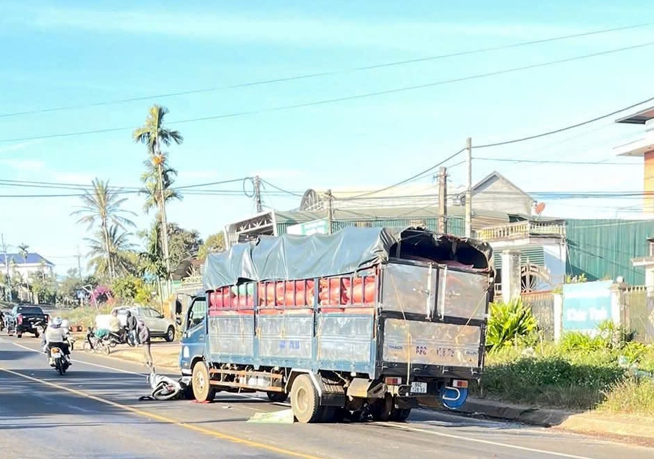 Đ&ocirc;i vợ chồng thương t&acirc;m bị xe tải t&ocirc;ng tử vong tr&ecirc;n Quốc lộ 19 - Ảnh 1.