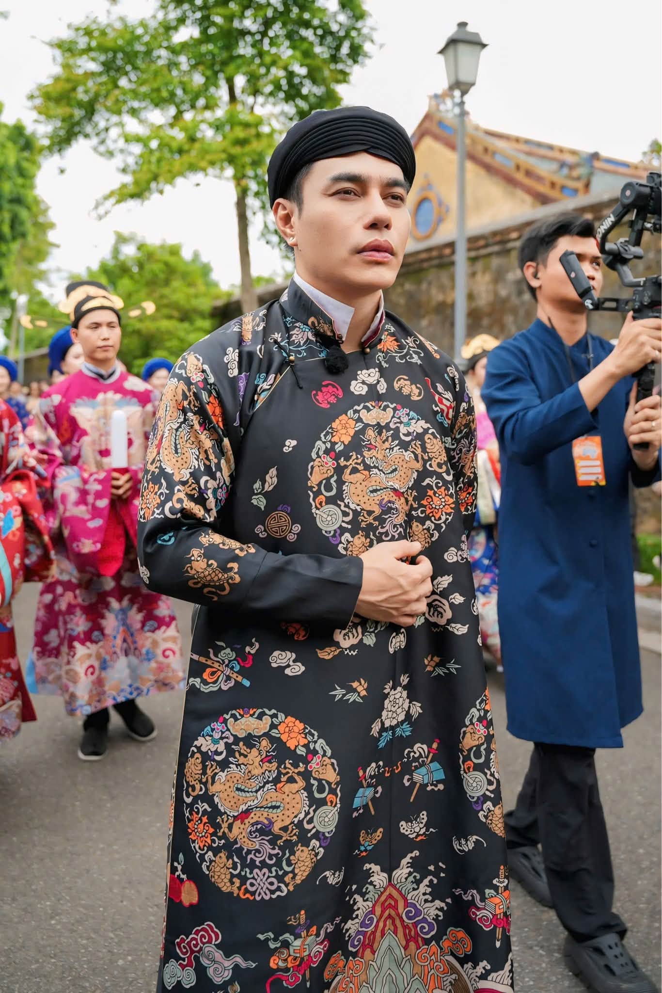 L&ecirc; Dương Bảo L&acirc;m g&acirc;y bất ngờ khi l&agrave;m tạp vụ ở nước ng&ograve;ai giữa cuộc sống bề thế - Ảnh 6.