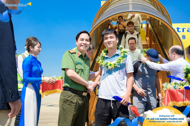 Đ&uacute;ng s&aacute;ng 1/10, chiếc Airbus đặc biệt chở hơn 100 h&agrave;nh kh&aacute;ch hạ c&aacute;nh s&acirc;n bay Thanh H&oacute;a, Gi&aacute;m đốc cảng h&agrave;ng kh&ocirc;ng trực tiếp c&oacute; mặt - Ảnh 4.