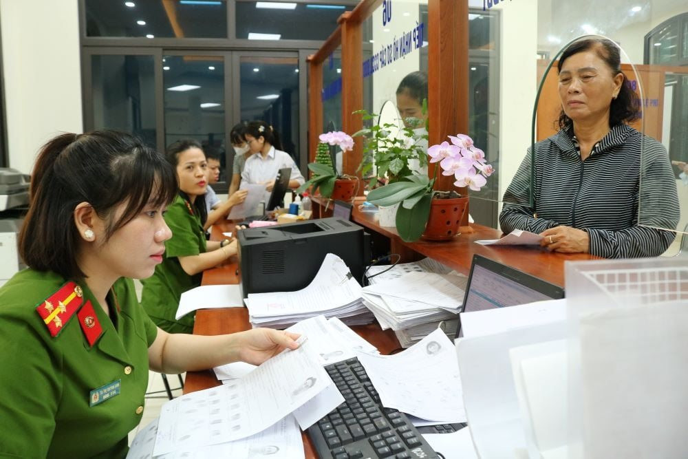 C&ocirc;ng an Hải Ph&ograve;ng khuyến c&aacute;o k&iacute;ch hoạt t&agrave;i khoản VNeID cho c&ocirc;ng d&acirc;n từ 14 tuổi trở l&ecirc;n - Ảnh 2.