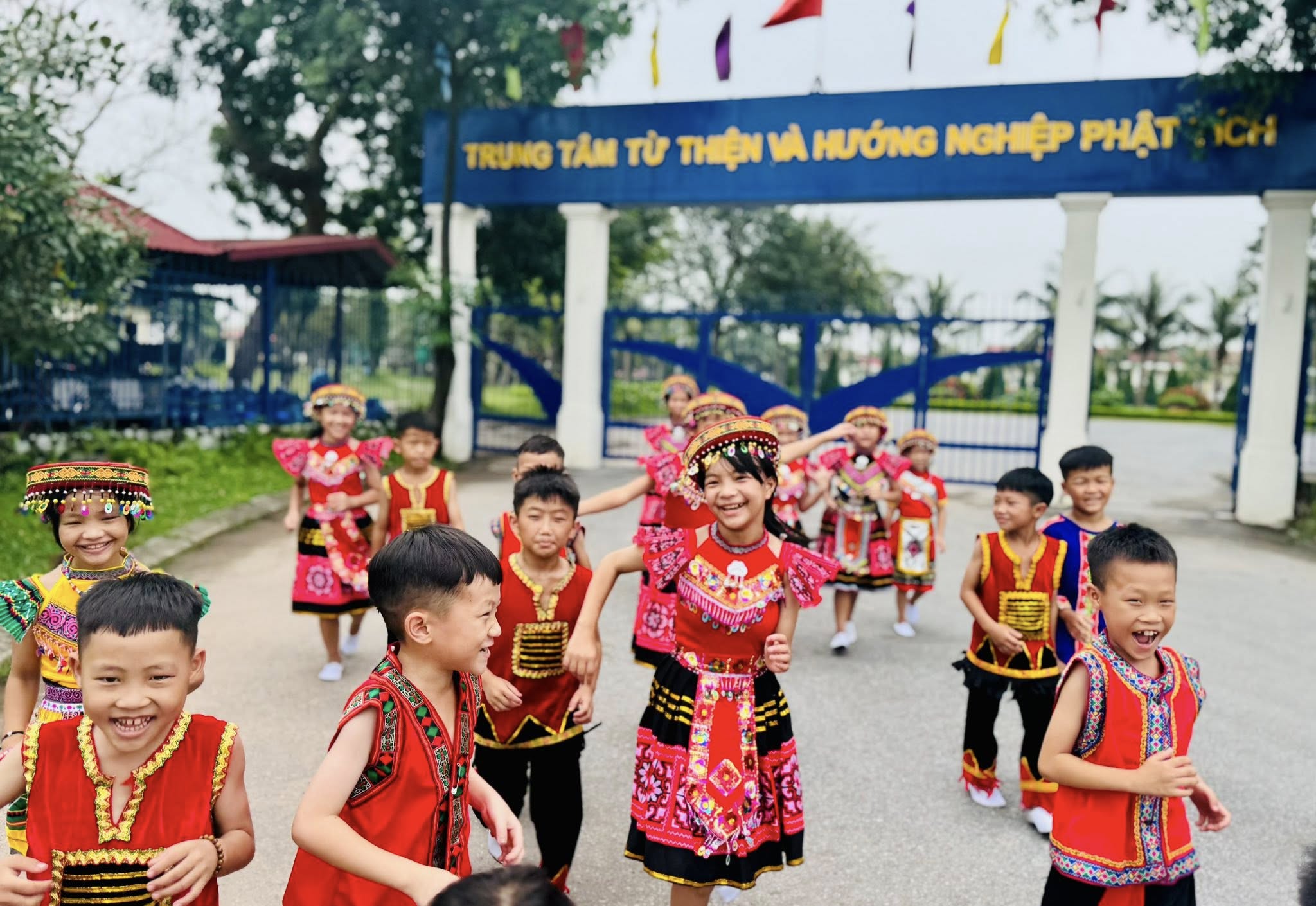 Các bạn nhỏ tại mái ấm Trung tâm Phật Tích nô đùa trong bầu không khí ấm áp yêu thương.