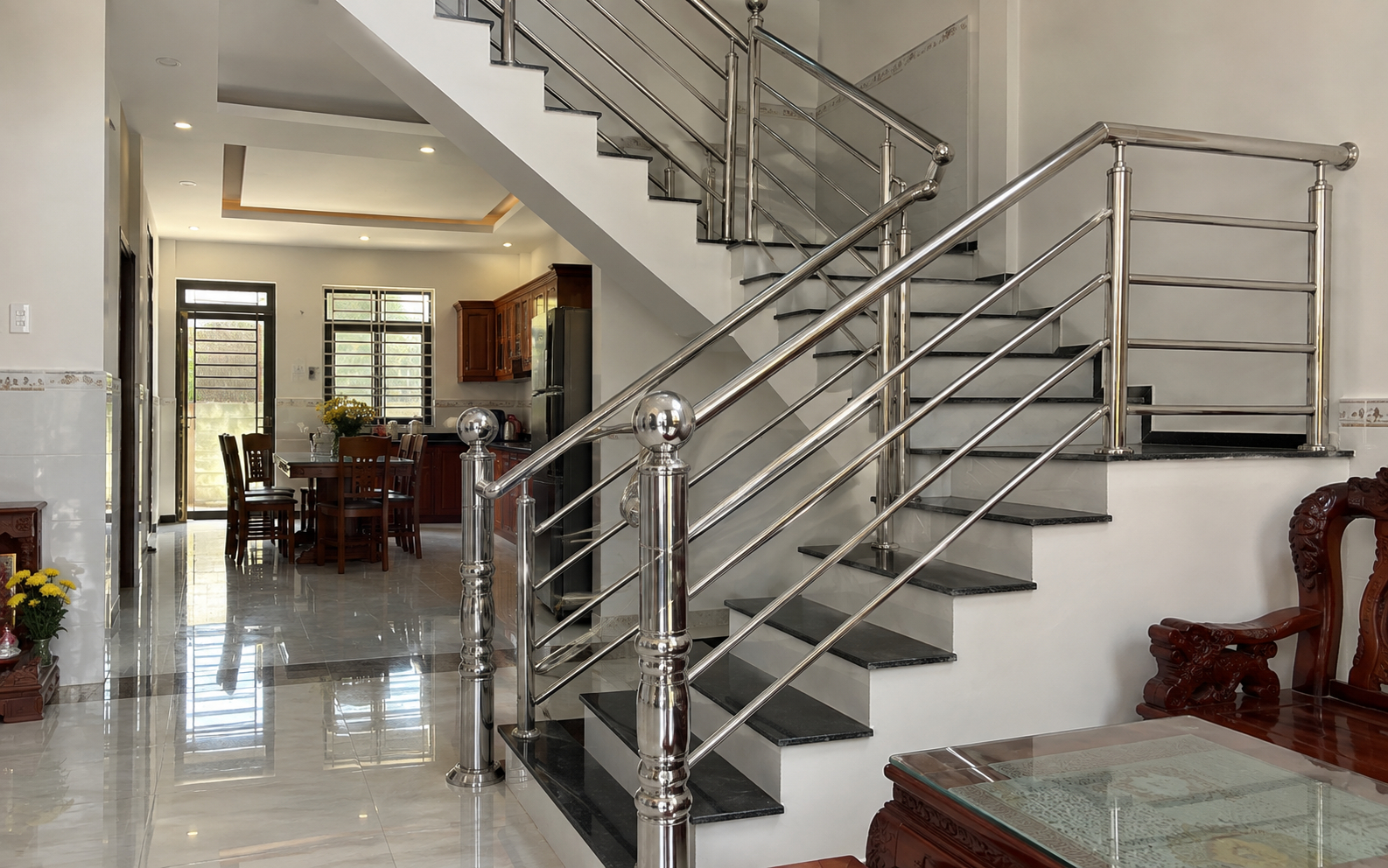 Tại sao cầu thang inox kh&ocirc;ng c&ograve;n phổ biến? Kh&aacute;m ph&aacute; 2 vật liệu mới - Ảnh 1.