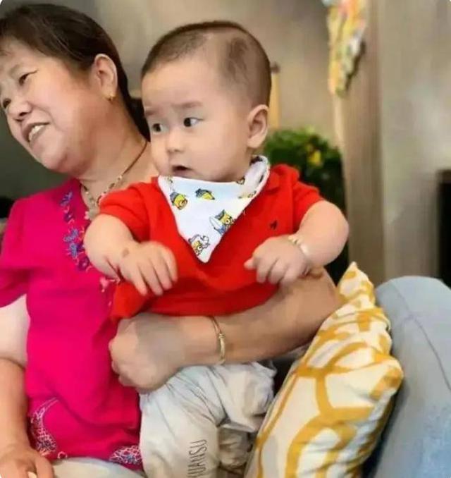 B&agrave; nhường miếng ngon cho ch&aacute;u , b&agrave;i học q&uacute;y gi&aacute; cho c&aacute;c bậc phụ huynh năm 2026 - Ảnh 1.
