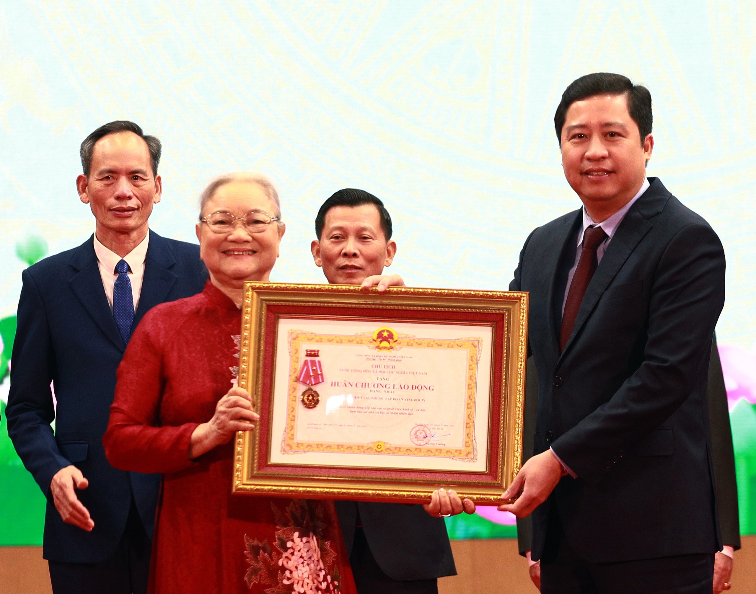 Đại diện Quỹ Thiện Tâm nhận Huân Chương lao động Hạng Nhất.